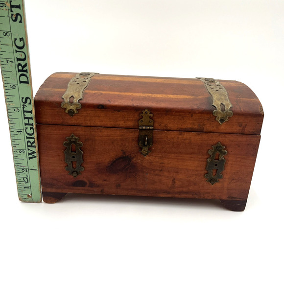 Peterson Brothers MPRS 165-171 N. Elizabeth Chicago, IL-Wooden Cedar Chest - Picture 7 of 16